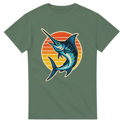 Militärgrön t-shirt med färgstark illustration av en blå marlin framför en retro solnedgång i orange och rött.