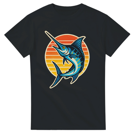 Svart t-shirt med färgstark illustration av en blå marlin framför en retro solnedgång i orange och rött.