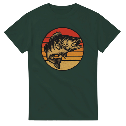 Mörkgrön t-shirt med abborre i orange-röd solnedgång – för sportfiskare och retroälskare