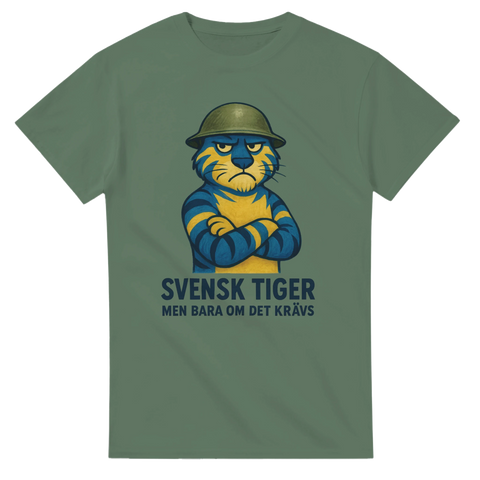 Illustration av en blågul tiger med militärhjälm och korslagda armar, med texten "Svensk tiger – men bara om det krävs", tryckt på en grön t-shirt.
