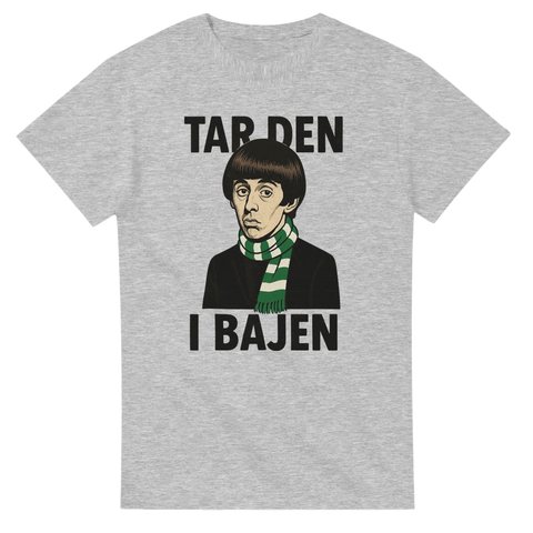 Grå t-shirt med illustration av man i grönvitrandig halsduk och texten "Tar den i Bajen"