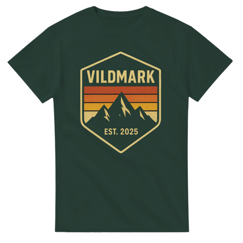 Mörkgrön t-shirt med retro badge i naturtema, med berg och solnedgångsfärger