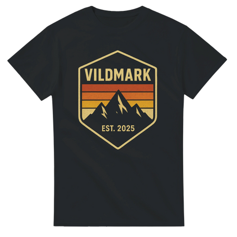 Svart t-shirt med badge och bergsmotiv samt texten “Vildmark – Est. 2025”