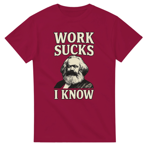 Röd t-shirt med texten "Work Sucks I Know" och bild på Karl Marx