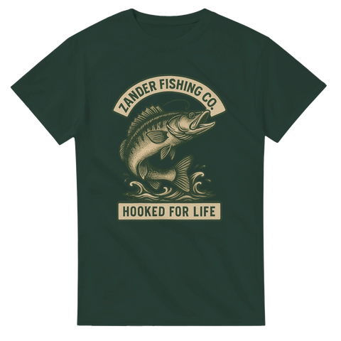 Mörkgrön t-shirt med illustrerad gös som hoppar upp ur vattnet, text "Zander Fishing Co – Hooked for life"