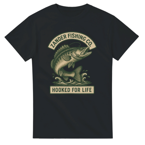 Svart t-shirt med illustrerad gös som hoppar upp ur vattnet, text "Zander Fishing Co – Hooked for life"