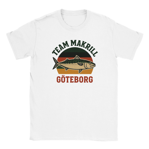 Vit t-shirt med retrofärgad illustration av en makrill och texten "Team Makrill Göteborg", perfekt för sportfiske och göteborgshumor.