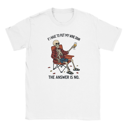 The Answer Is No t-shirt med skelett och vin – vit