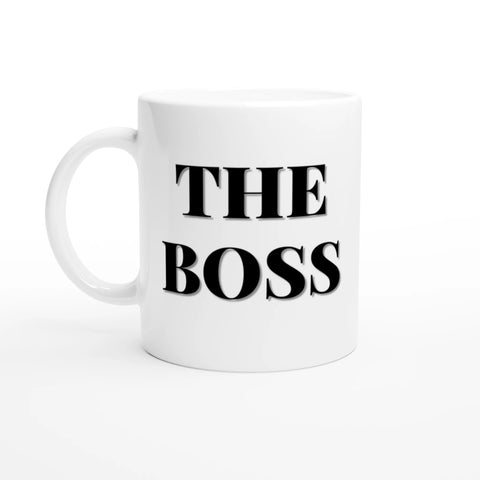 Vit mugg med svart text “THE BOSS” – rolig mugg till chefen eller kollegan