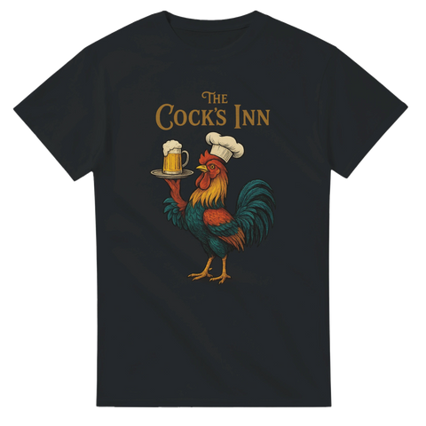 Svart t-shirt med tecknad tupp i kockmössa som serverar öl, med texten "The Cock’s Inn"