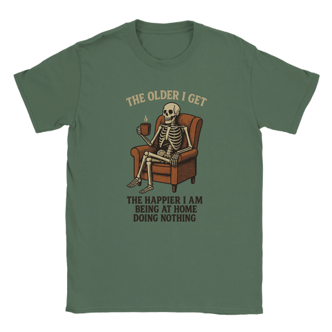 Grön t-shirt med skelett i fåtölj och texten "The Older I Get The Happier I Am"