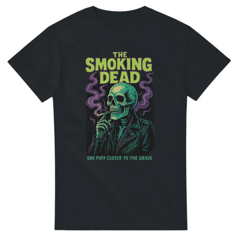 Svart t-shirt med färgstarkt motiv av ett skelett i läderjacka som röker, med texten ”The Smoking Dead – One puff closer to the grave”.