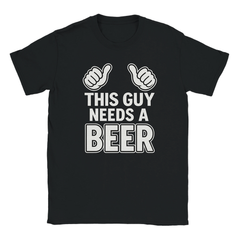 Rolig t-shirt med texten "This guy needs a beer" och två pekande tummar
