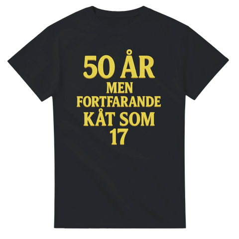Svart t-shirt med gul text: "50 år men fortfarande kåt som 17"