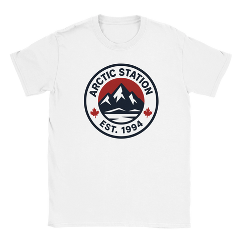 Vit t-shirt med rund badge Arctic Station, bergsmotiv och röda lönnlöv i retro outdoor-stil