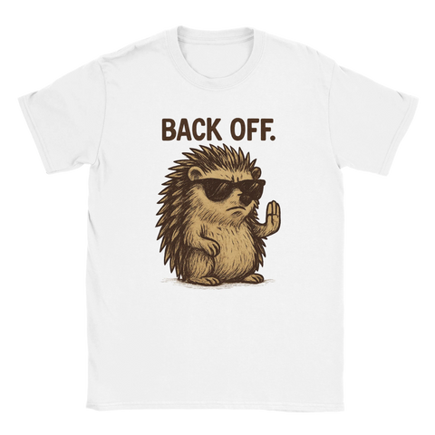 Vit t-shirt med en tecknad igelkott i solglasögon som håller upp tassen och texten "Back Off" – ett kaxigt och roligt motiv