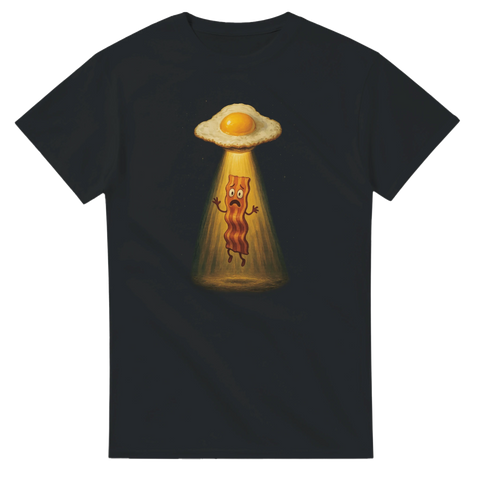 Svart t-shirt med motiv av bacon som strålas upp av ett UFO format som ett stekt ägg