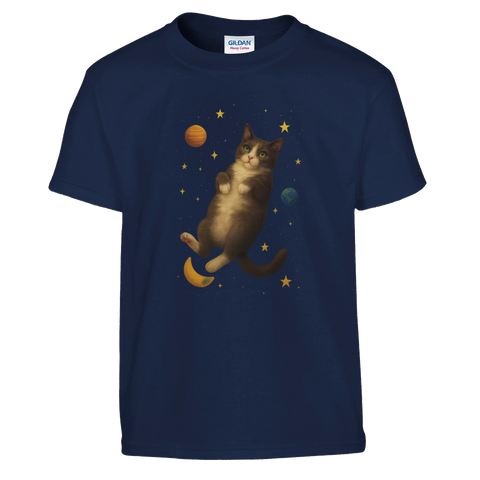Mörkblå barn-t-shirt med tecknad katt som svävar i rymden bland stjärnor, planeter och måne – perfekt för barn som älskar både djur och rymden