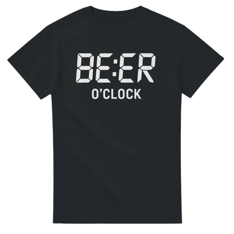 Kul t-shirt med vit digital text BE:ER O’CLOCK