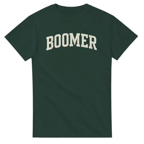 T-shirt med texten BOOMER i college-stil, grön