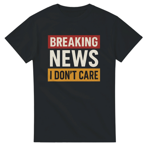 Svart t-shirt med tryck i rött, vitt och gult med texten "Breaking News I Don’t Care", perfekt för dig som vill visa att du inte bryr dig om drama