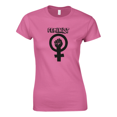 Rosa damt-shirt med feministisk symbol och knuten näve, text: "Feminist"