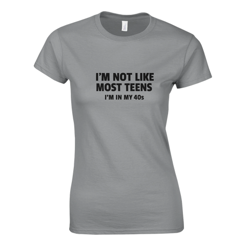 Grå damt-shirt med texten “I’m not like most teens, I’m in my 40s” i svart tryck