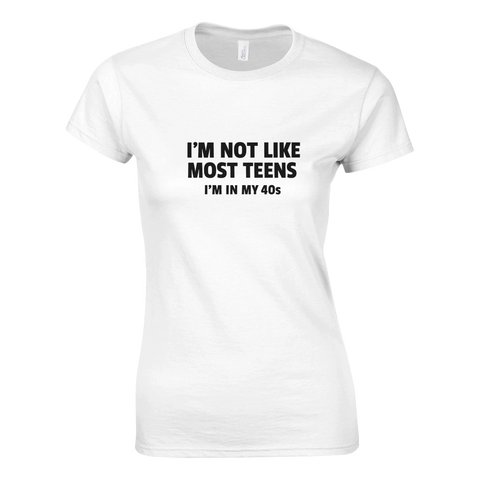 Vit damt-shirt med texten “I’m not like most teens, I’m in my 40s” i svart tryck