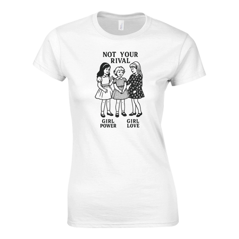 Vit t-shirt med tre tjejer och texten "Not your rival – Girl Power, Girl Love"
