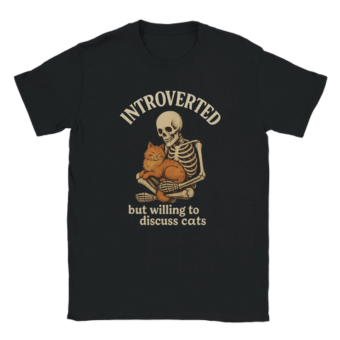 Svart t-shirt med skelett som kramar en katt och texten "Introverted but willing to discuss cats"