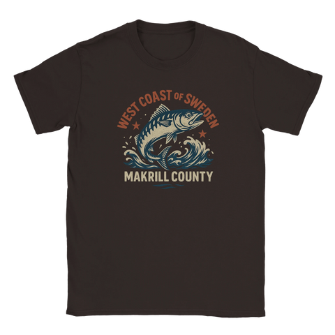 Brun t-shirt med motiv av en hoppande makrill, text "West Coast of Sweden – Makrill County"