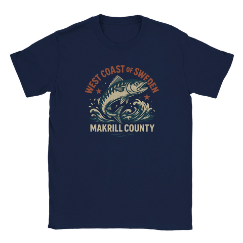 Marinblå t-shirt med motiv av en hoppande makrill, text "West Coast of Sweden – Makrill County"
