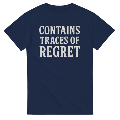 Mörkblå t-shirt med vit text “Contains Traces of Regret” – perfekt för dagen efter eller dig som ångrar lagom mycket