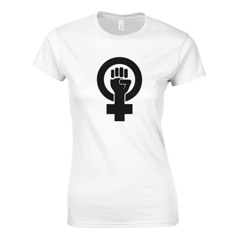 Vit damt-shirt med svart feministisk symbol – knuten näve i cirkel