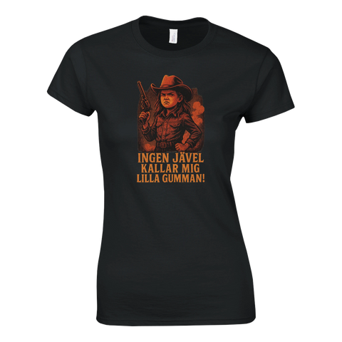 Svart t-shirt med röd vintageillustration av en beväpnad kvinna i cowboyhatt och texten "Ingen jävel kallar mig lilla gumman!"