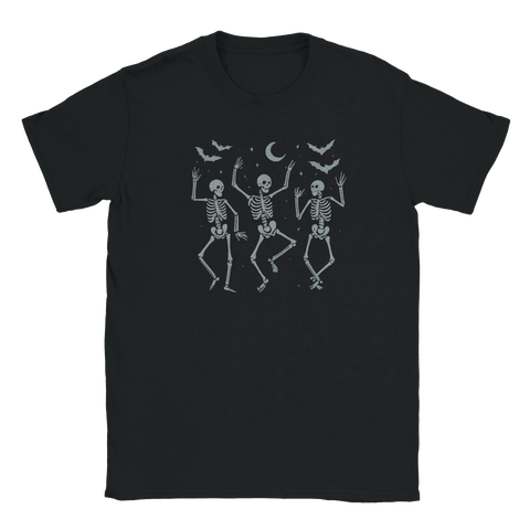 T-shirt med tre dansande skelett under månen och fladdermöss, Halloween-design.
