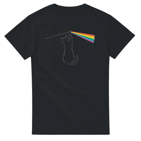 Svart t-shirt med minimalistisk design av en katt som greppar regnbågsstrålen från ett prisma, inspirerat av Pink Floyds klassiska omslag