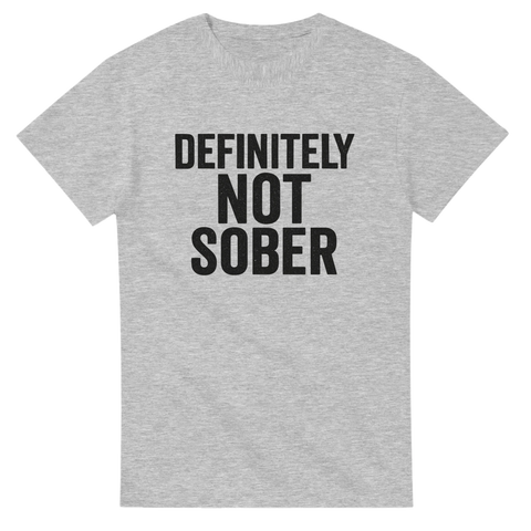 Grå t-shirt med svart text “Definitely Not Sober” – ett festligt plagg med ärlig attityd och självdistans