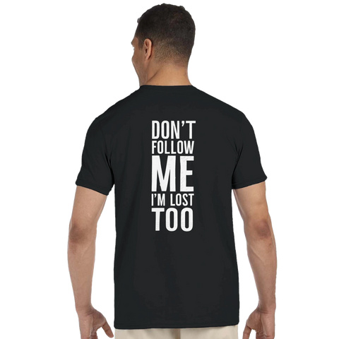 Svart t-shirt sedd bakifrån med vit text: "Don’t follow me, I’m lost too"