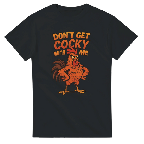 Svart t-shirt med tecknad, rödbrun tupp som står kaxigt med texten “Don’t Get Cocky With Me” i orange, lekfull stil