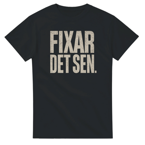 Svart t-shirt med vit text “Fixar det sen” i enkel och humoristisk stil