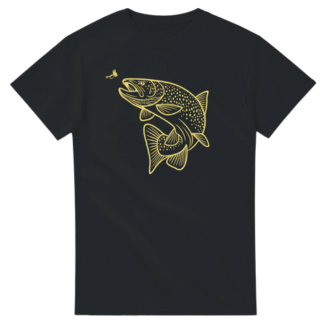 Svart t-shirt med gul linjedesign av en öring som hugger på fluga för sportfiske