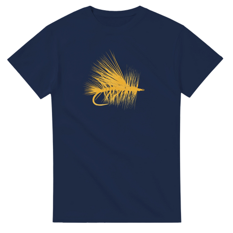 Marinblå t-shirt med gul minimalistisk design av en fluga för flugfiske