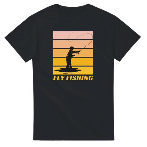 Svart t-shirt med retro solnedgång och siluett av flugfiskare – stilren t-shirt för sportfiske och friluftsliv.