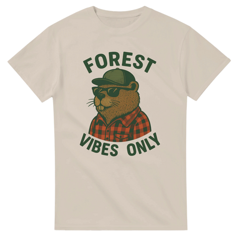 Beige t-shirt med tecknad bäver i skjorta och solglasögon samt texten "Forest Vibes Only"