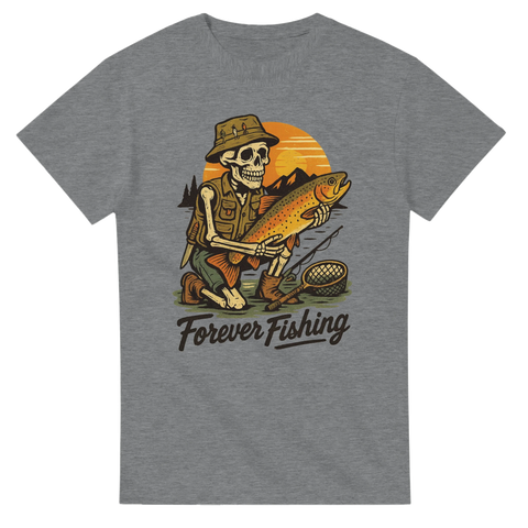 T-shirt med skelett som håller en fisk och texten Forever Fishing i solnedgång