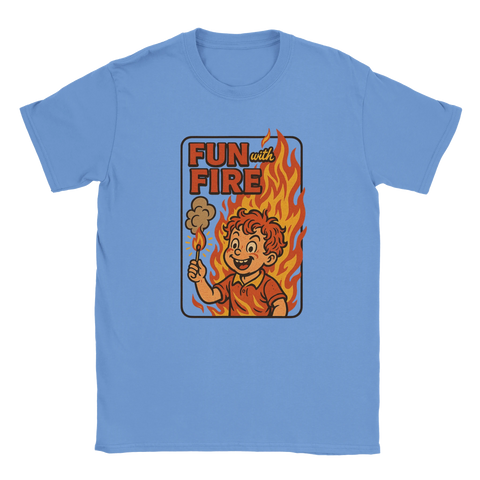 Blå t-shirt med texten "Fun with Fire" och en tecknad pojke med eld