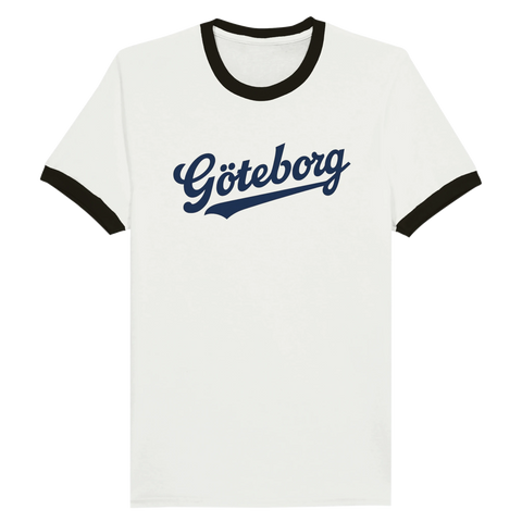Vit ringer t-shirt med svarta ärmslut och krage, samt blå retrostilad text “Göteborg” i skrivstil