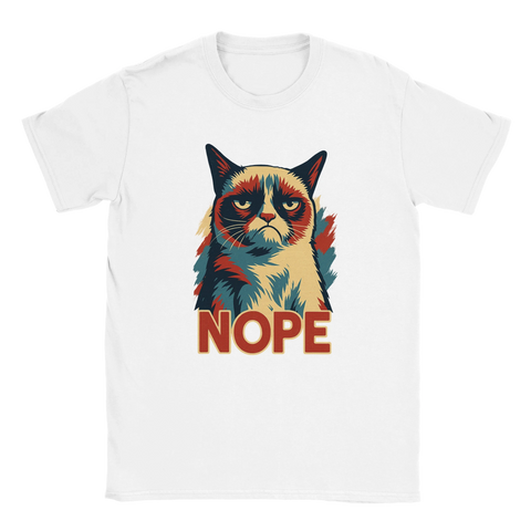 Vit t-shirt med en grumpy cat i retro kampanjstil och texten “NOPE” – humoristisk design för kattälskare och cyniker.
