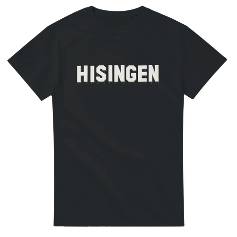 Svart t-shirt med texten HISINGEN i vit blockstil inspirerad av Hollywood – en hyllning till Göteborgs ikoniska stadsdel